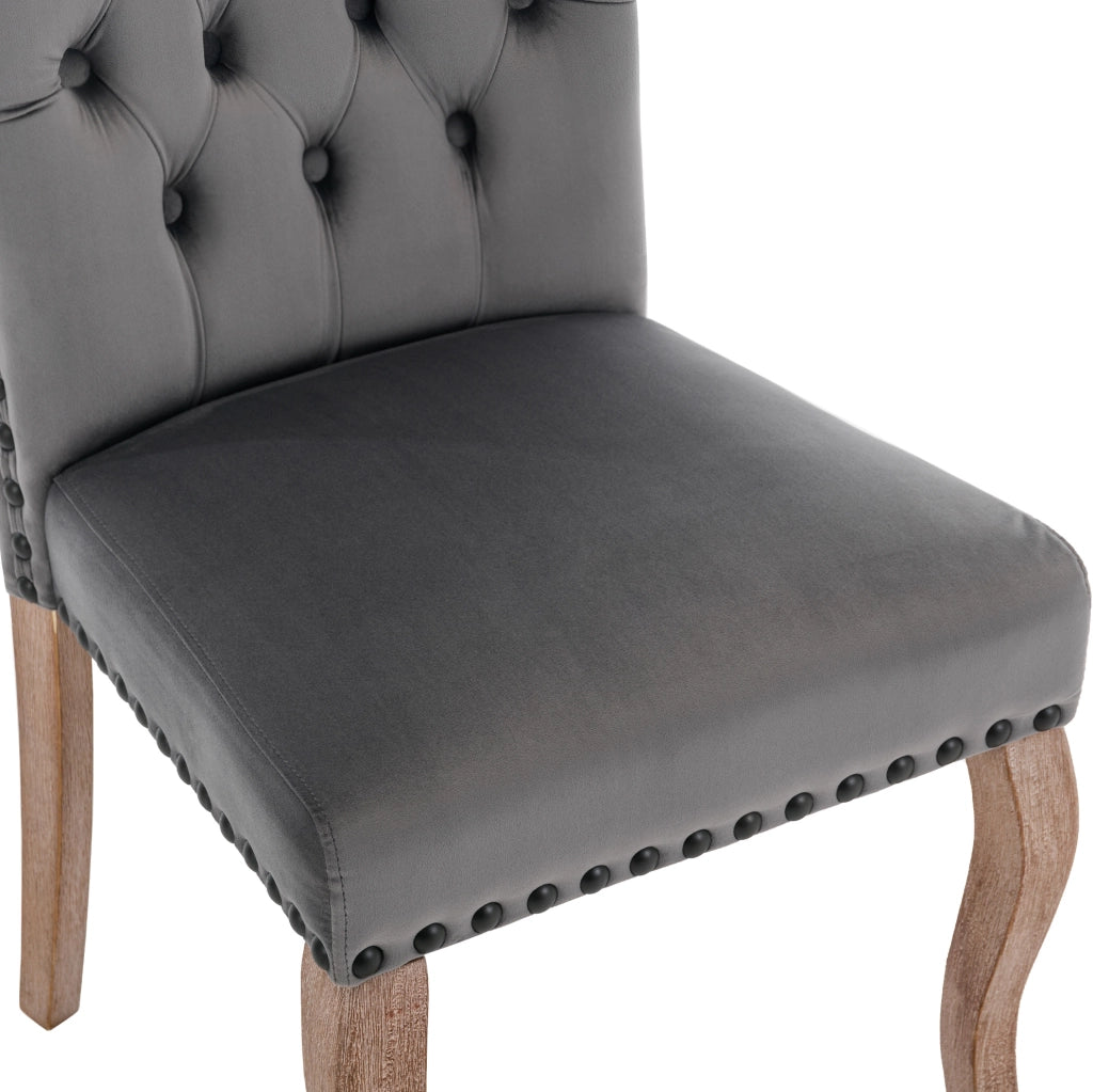 Sedia da pranzo in velluto grigio con gambe in legno e borchie decorative
