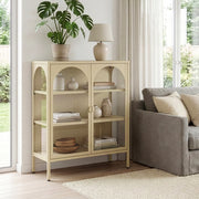 Vetrina Klippestad a 2 Ante in Vetro Credenza con 3 Scomparti 95 x 80 x 35 cm - Color Cammello [en.casa]