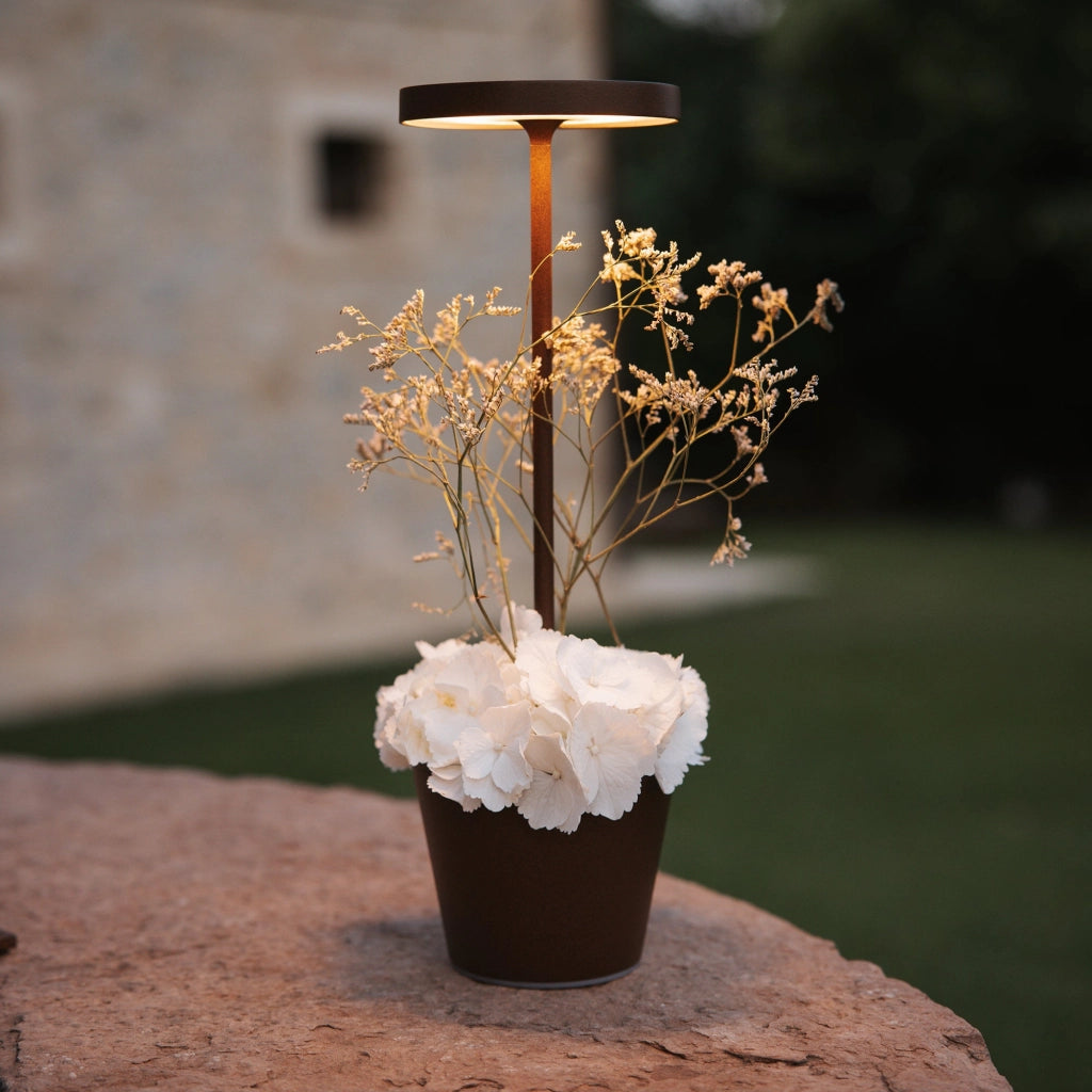 Lampada a led da tavolo Poldina Reverso Corten ricaricabile e dimmerabile con batteria fino a 12 ore. Da esterno IP65