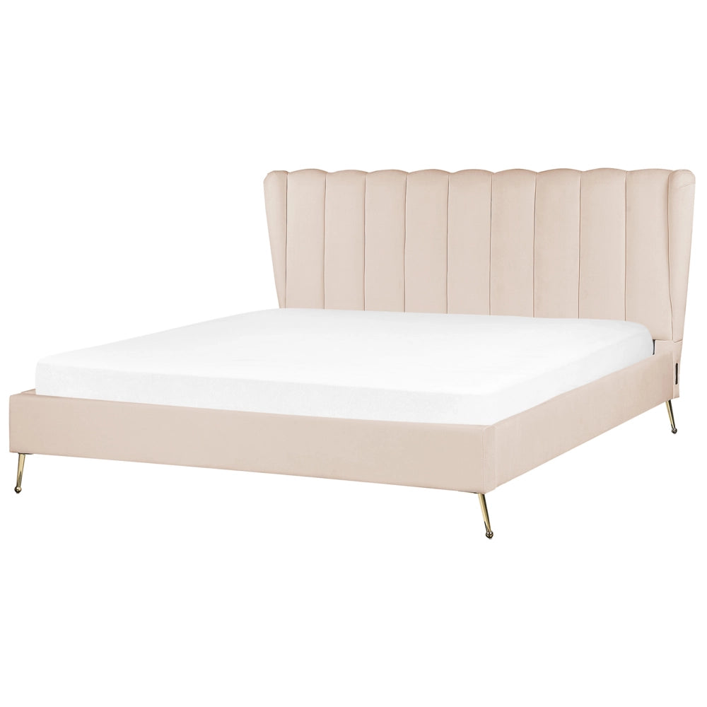 Letto in velluto beige rivestito con gambe in metallo dorato UE Dimensioni doppie 180 x 200 cm con testata con porta USB Camera da letto moderna e glam.