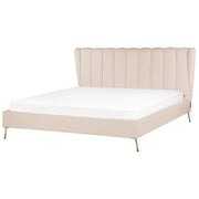 Letto in velluto beige rivestito con gambe in metallo dorato UE Dimensioni doppie 180 x 200 cm con testata con porta USB Camera da letto moderna e glam.