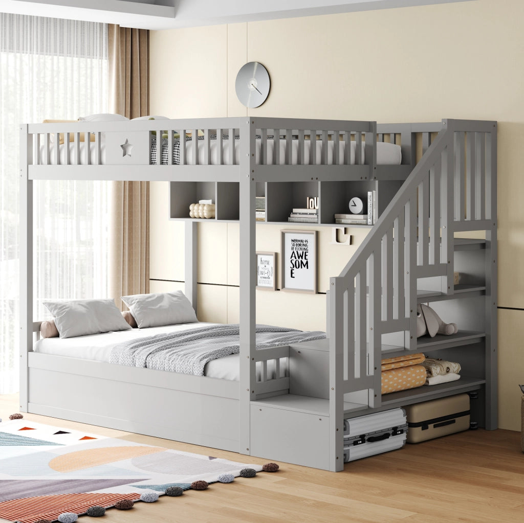 Letto a soppalco 140x200 cm con vano idraulico, scala contenitore e scaffali