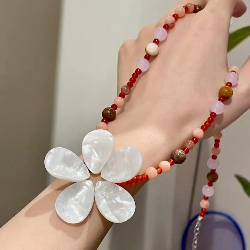 Collana vintage fatta a mano con perline di conchiglie naturali a forma di fiore, regalo di Natale o di compleanno.