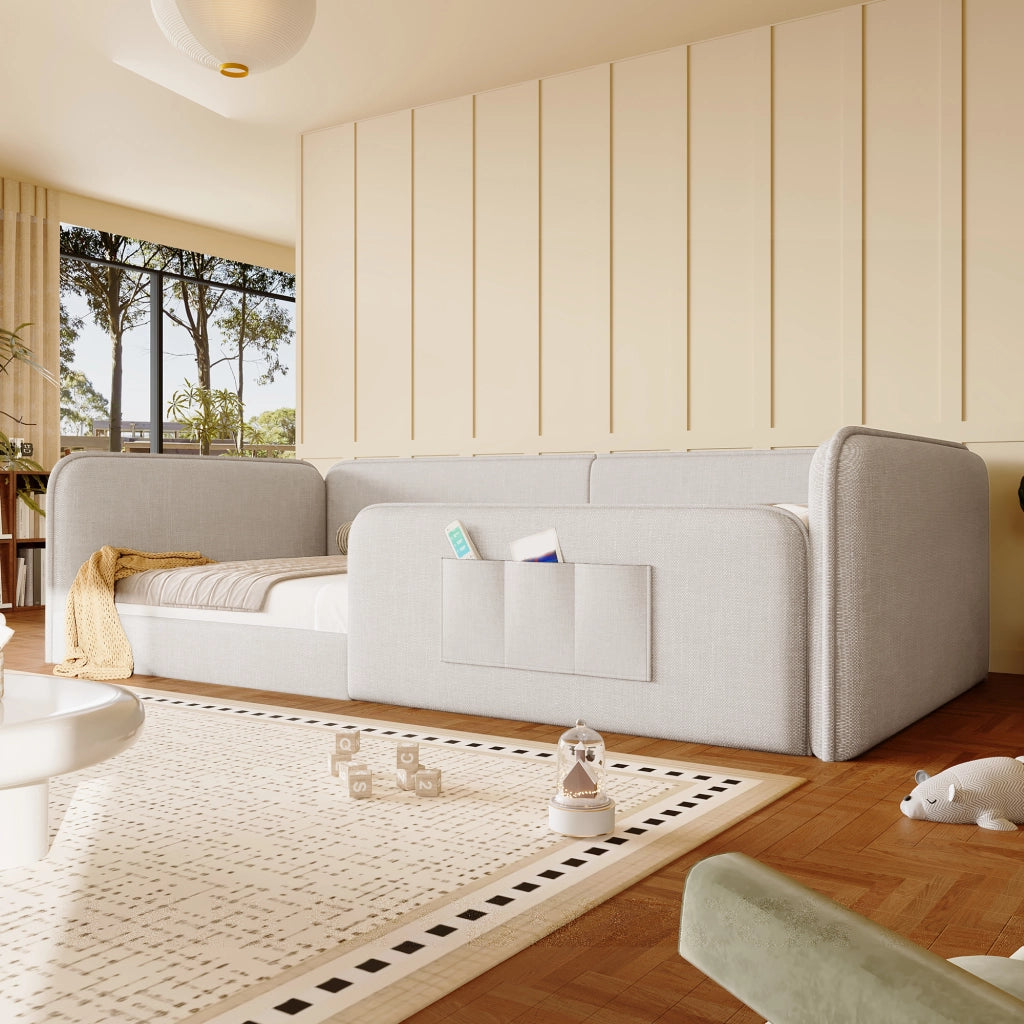 Letto imbottito per bambini 90x200 cm con parapetto perimetrale; schiuma antiurto; tasche laterali e rivestimento in lino beige