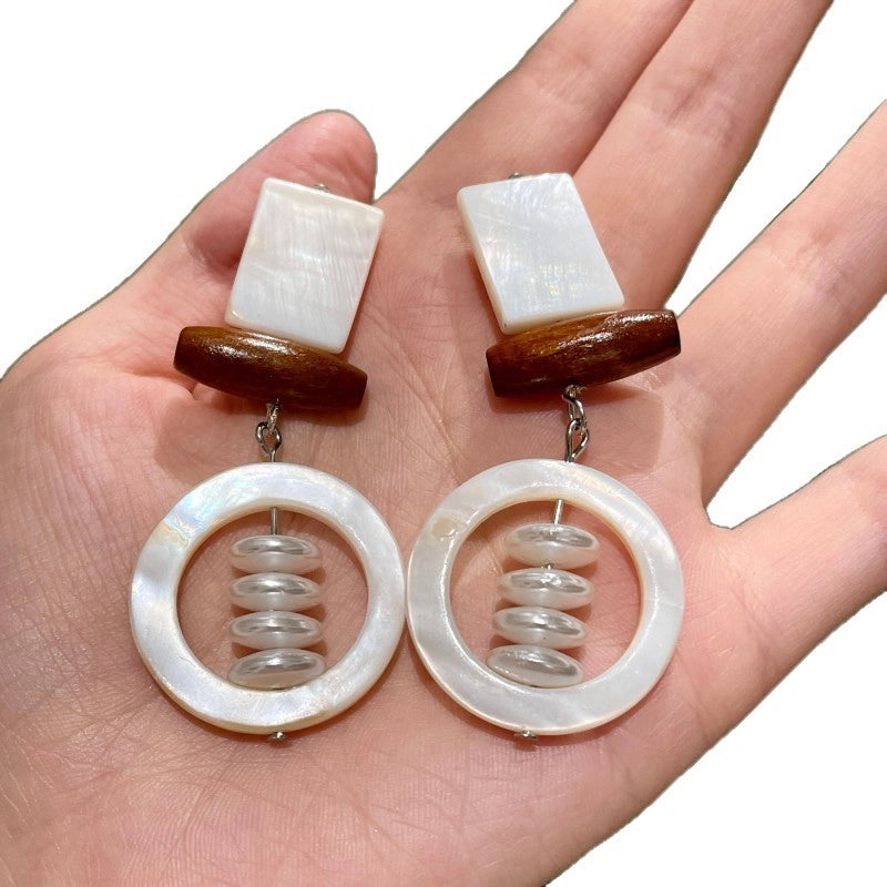 Orecchini pendenti rotondi con nappe e perline a forma di conchiglia in stile retr¨° di Hong Kong, eleganti orecchini lunghi in legno con perle che snelliscono il viso.