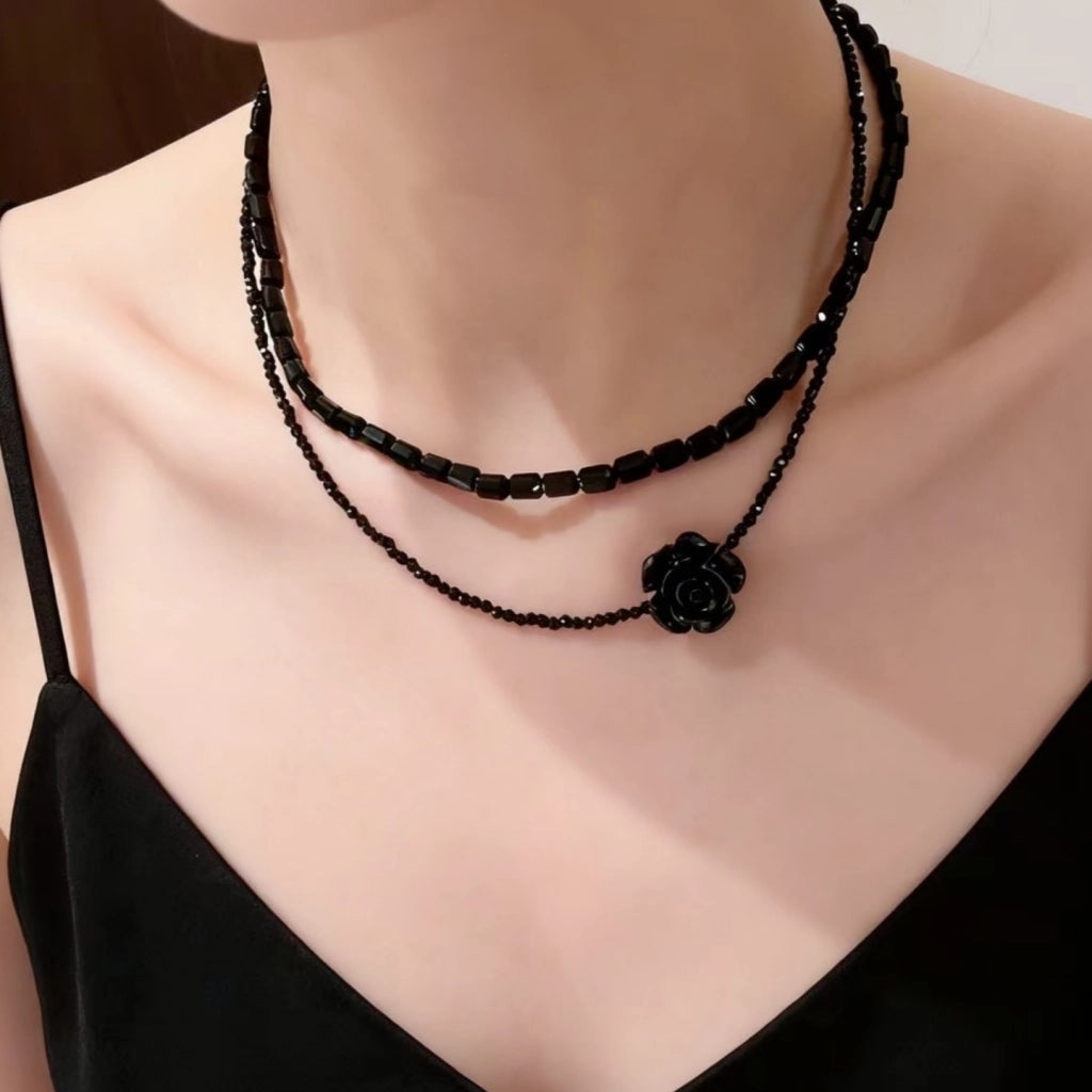 Collana con rosa nera, camelia e perline di cristallo