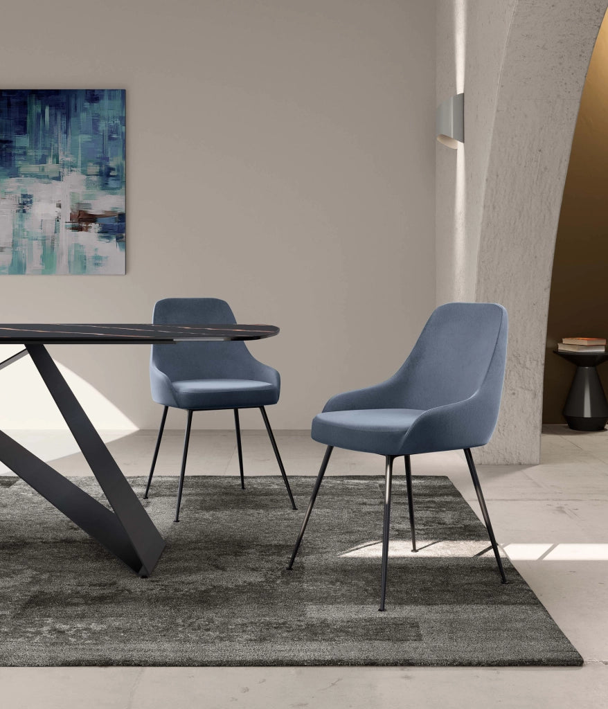 Sedia Nandy imbottita in microfibra avio con gambe coniche in metallo verniciato nero - Design moderno per zona living e pranzo
