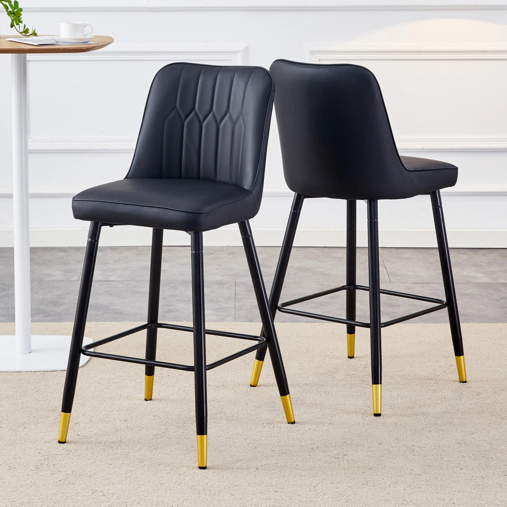 Set di 2 sgabelli da bar, alti 100 cm, in similpelle nera con struttura in metallo nero e comodo poggiapiedi. Disponibili in diversi colori: la scelta