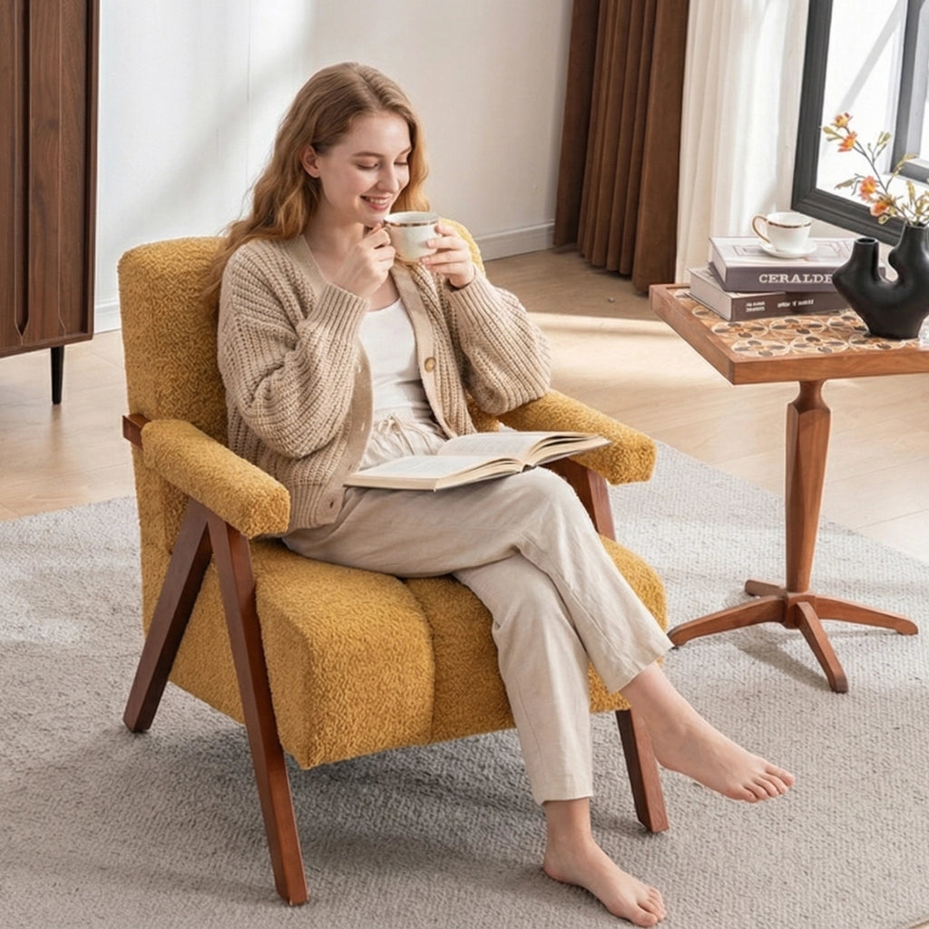 Poltrona con braccioli stile moderno e seduta imbottita per soggiorno in bouclé con struttura in legno giallo