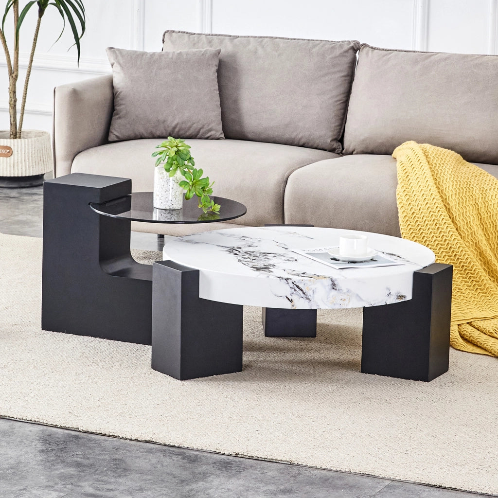 Tavolino rotondo moderno e semplice a due livelli: piano in vetro grigio trasparente e base in MDF nero a forma di L. Piano con effetto marmo bianco.
