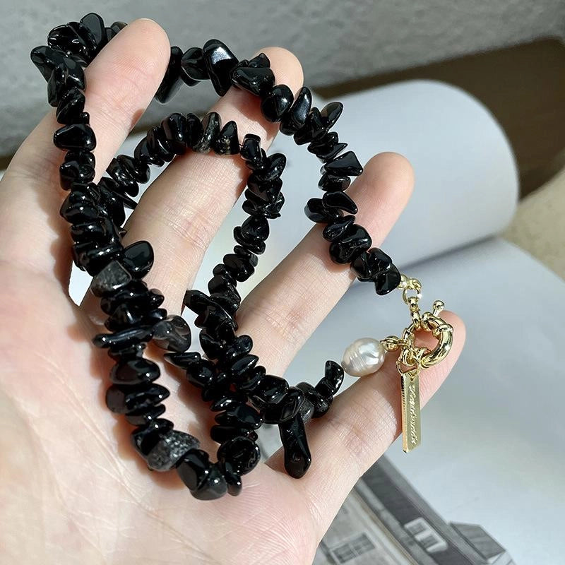 Collana fatta a mano con perline di cristallo nero naturale, ideale come regalo di Natale o di compleanno.