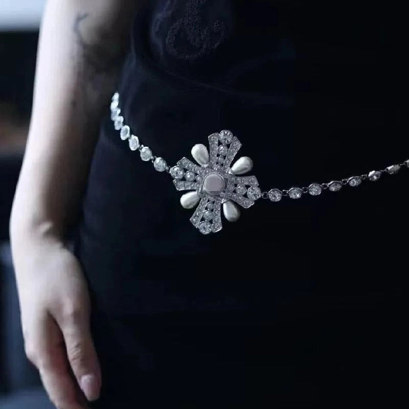 Collana lunga in argento con catena a croce e petali di perle, interamente tempestata di diamanti, cintura leggera e lussuosa con catena a diamanti rotondi.