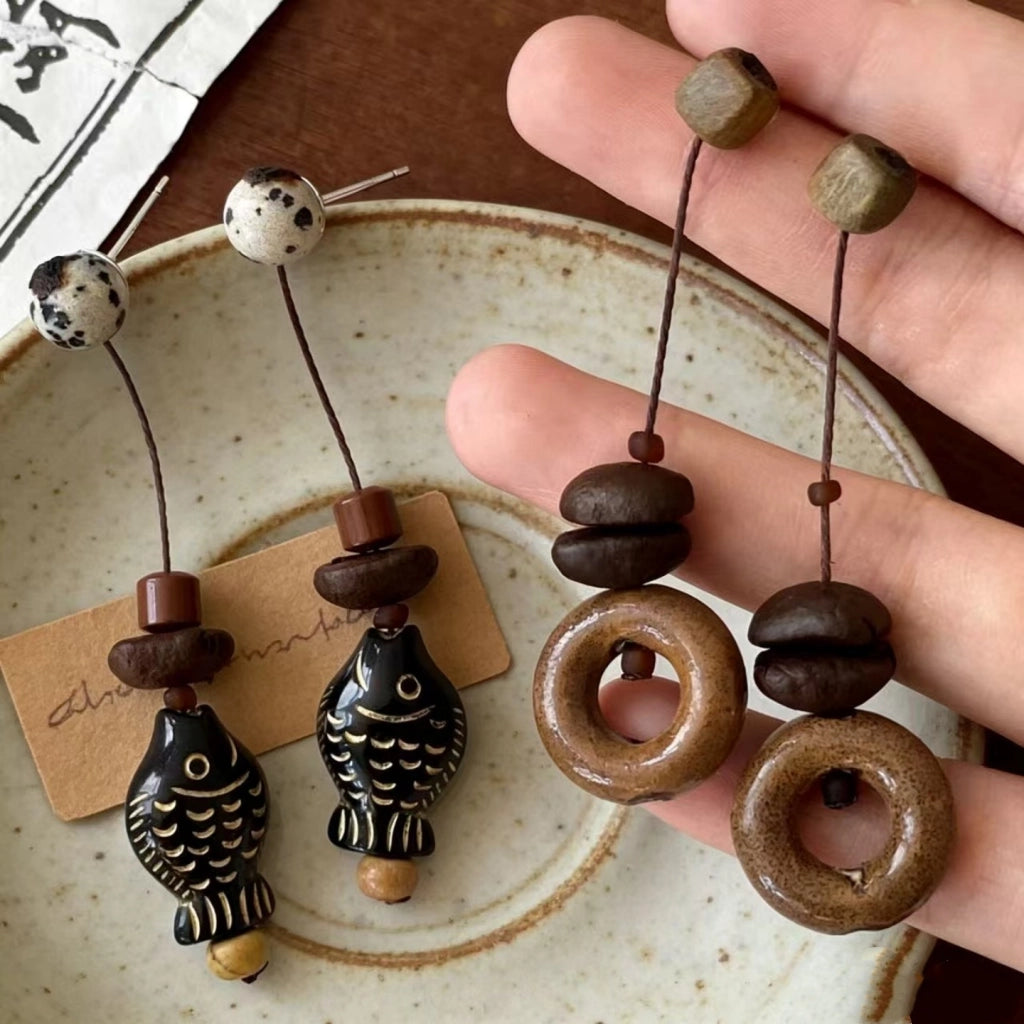 Orecchini a forma di pesce in stile retr¨° per donna, stile antico, stile etnico, orecchini a perno in legno ispirati allo Zen, orecchini dal design di nicchia.
