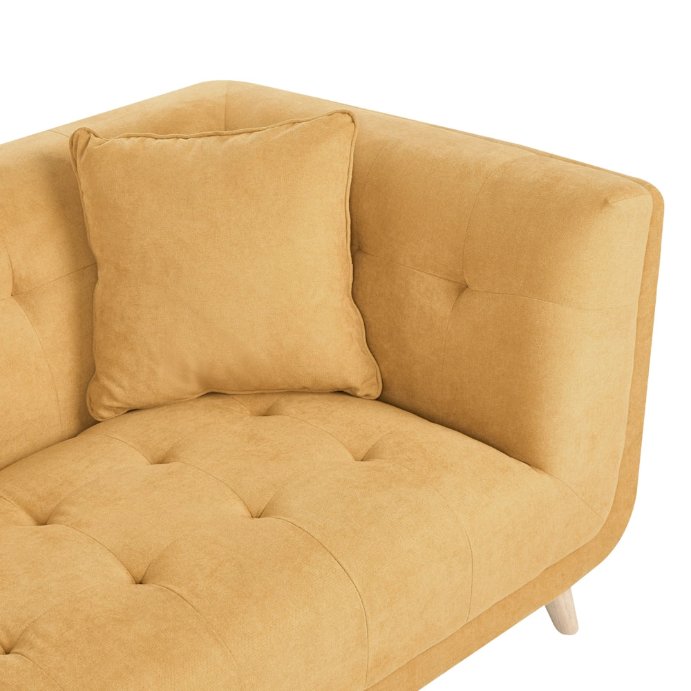 Divano a 2 posti in tessuto con cuscini decorativi, gambe in legno e trapuntatura decorativa, stile retrò senape
