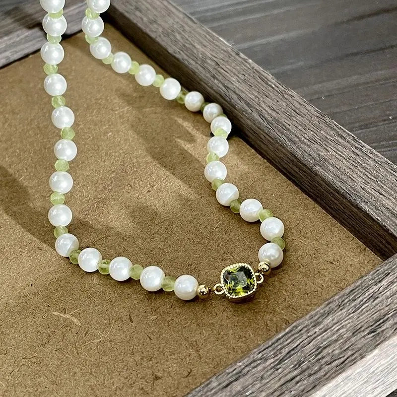 Collana fatta a mano con perla in pietra naturale e zirconi verdi, ideale come regalo di Natale o di compleanno.