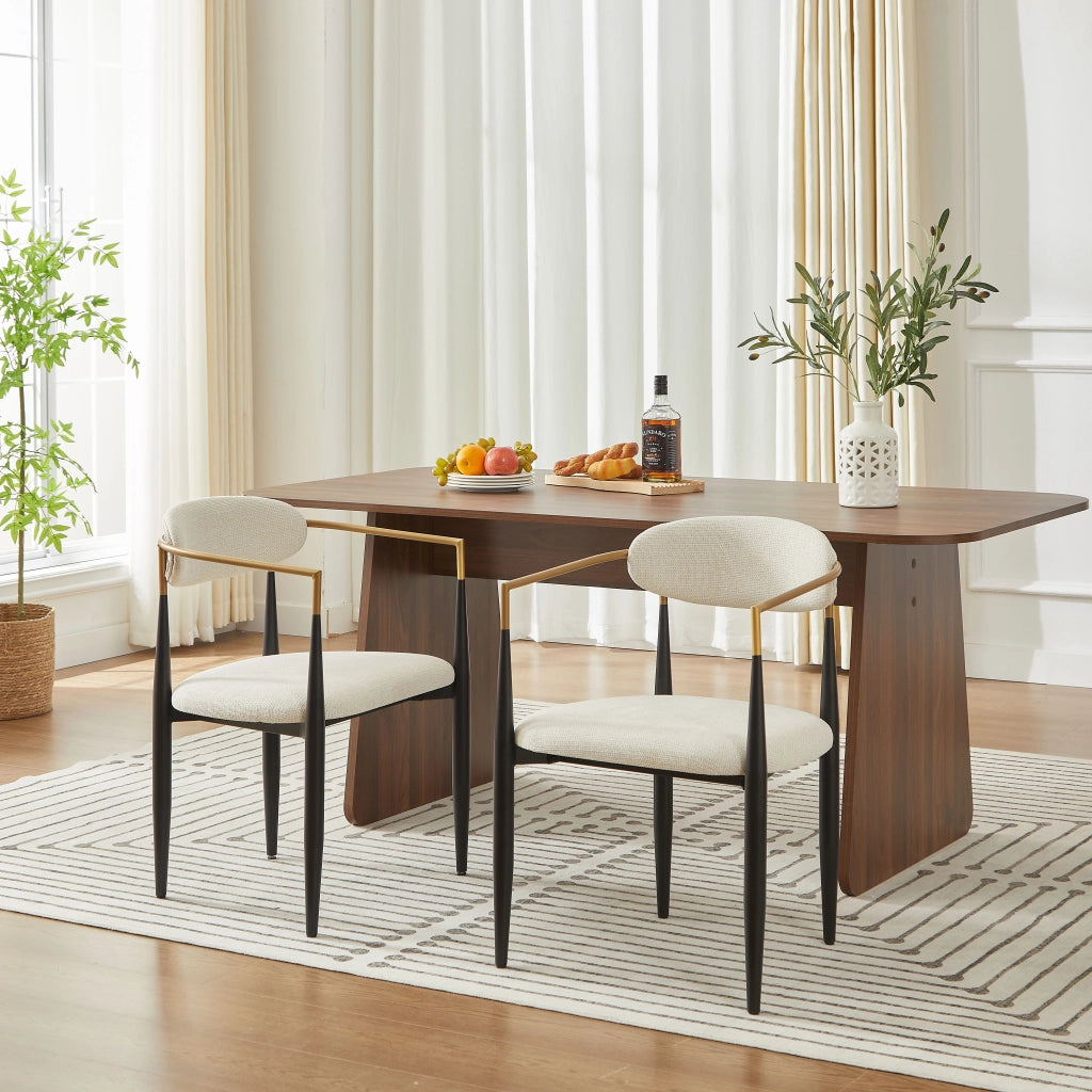Chaise da pranzo in tessuto con struttura in metallo nero e dettagli oro, cuscini beige, braccioli