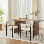 Chaise da pranzo in tessuto con struttura in metallo nero e dettagli oro, cuscini beige, braccioli