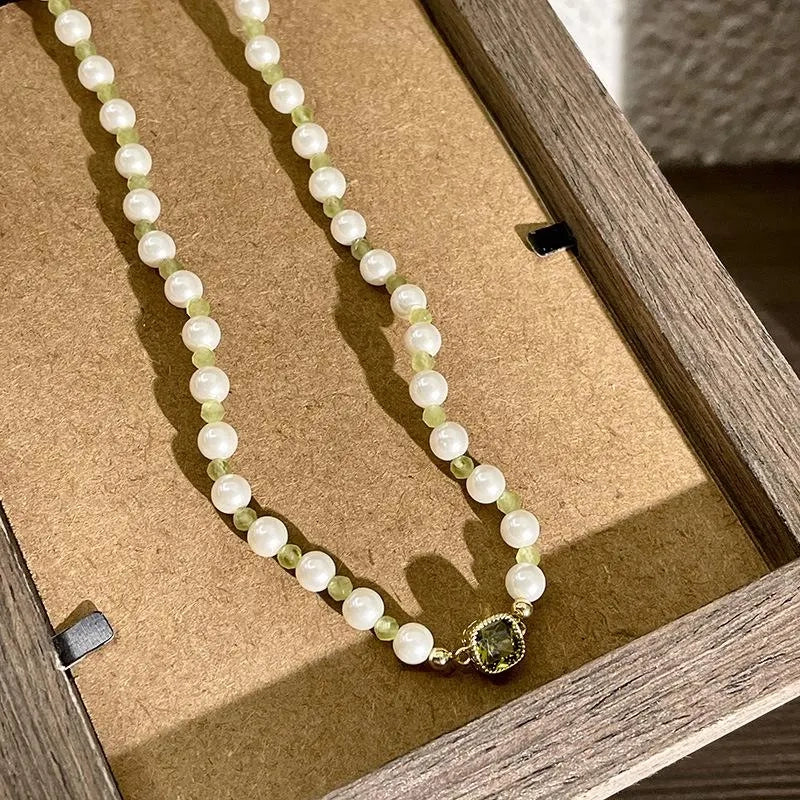 Collana fatta a mano con perla in pietra naturale e zirconi verdi, ideale come regalo di Natale o di compleanno.