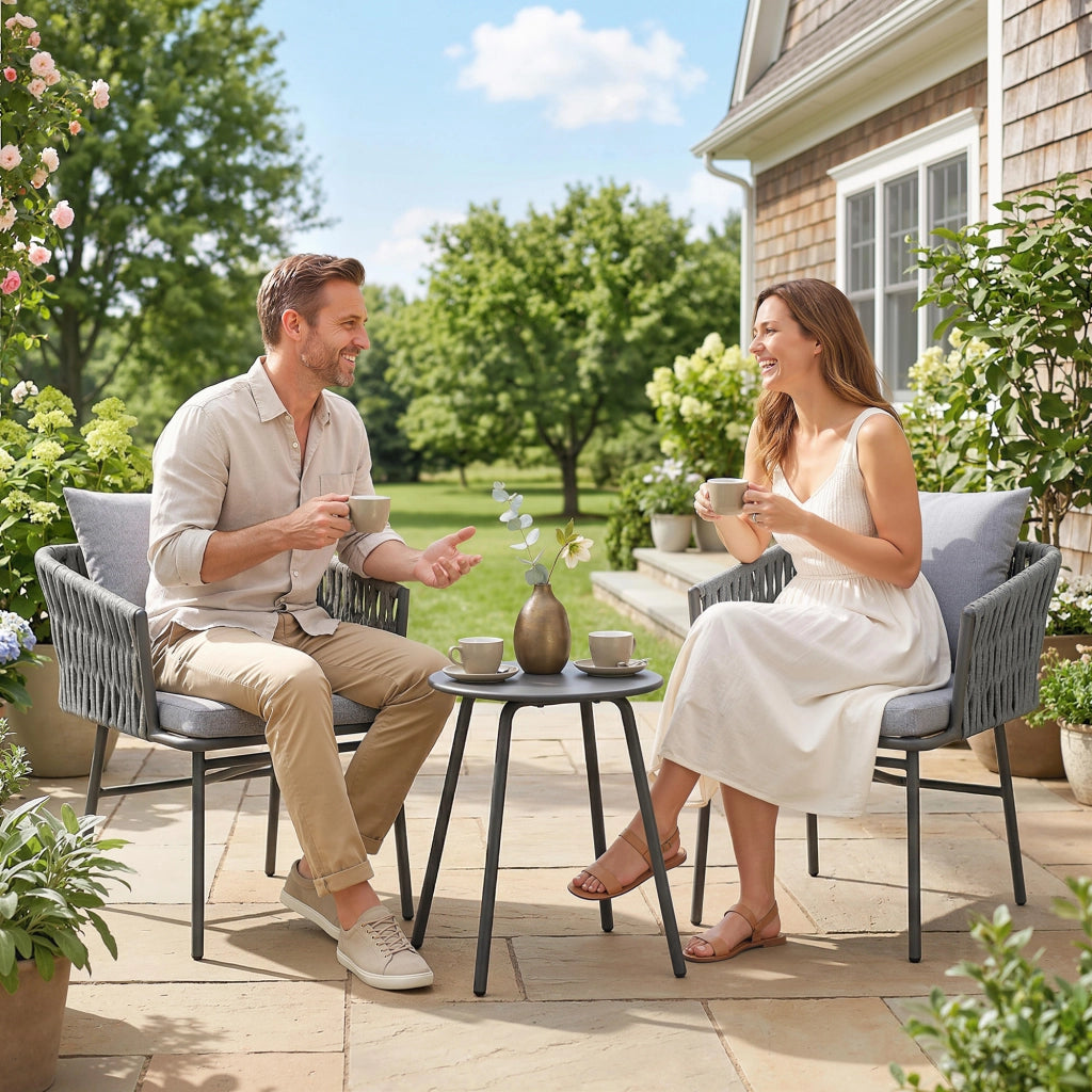Set bistrot giardino 3 pezzi con cuscini ¨C Xylo ¨C 2 sedie + 1 tavolo, rattan, telaio acciaio, grigio