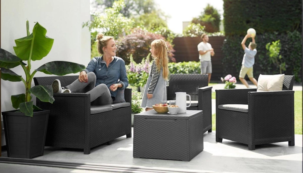 Salottino da Esterno Emma Lounge Set 4 Pezzi in Resina Effetto Rattan Colore Graphite con Divano, 2 Poltrone e Tavolino Contenitore Keter