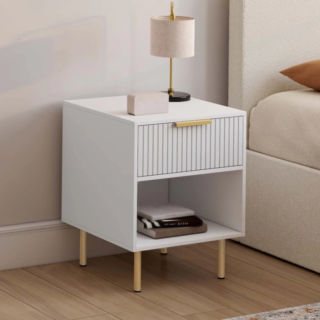 IDMarket - Set di 2 comodini a 1 cassetto MARCEL con doghe in legno bianco e oro