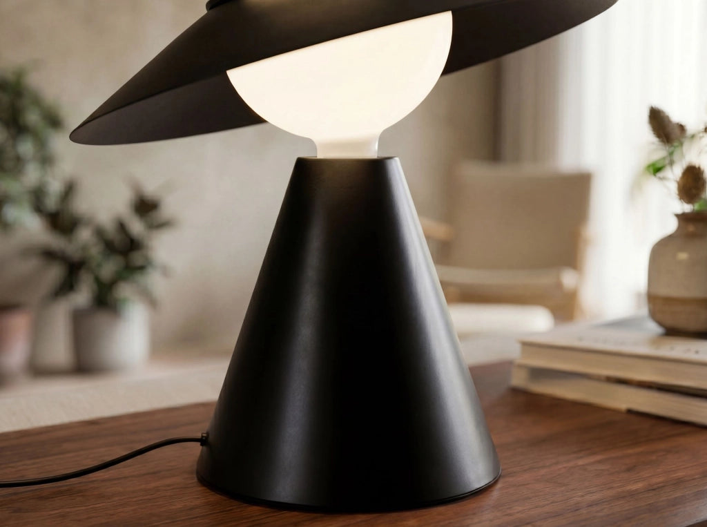 Lampada da tavolo in vetro bianco e acciaio nero