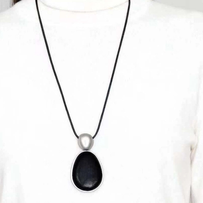 Collana in metallo e legno nero