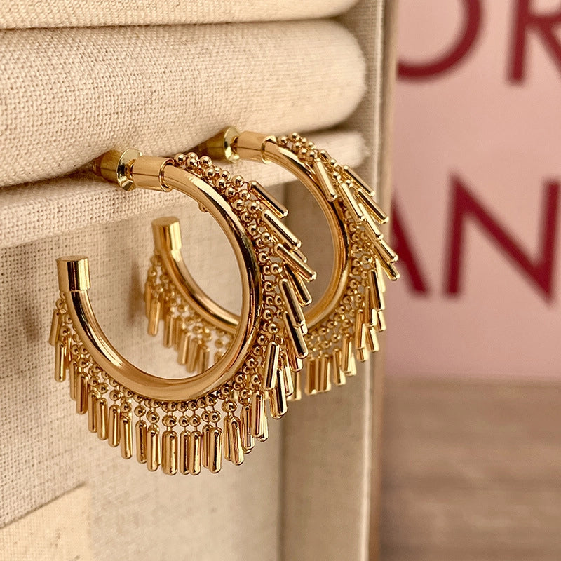 Orecchini pendenti di alta gamma in stile francese per donna, design di nicchia, orecchini a cerchio grandi, eleganti e vistosi, orecchini alla moda e raffinati.