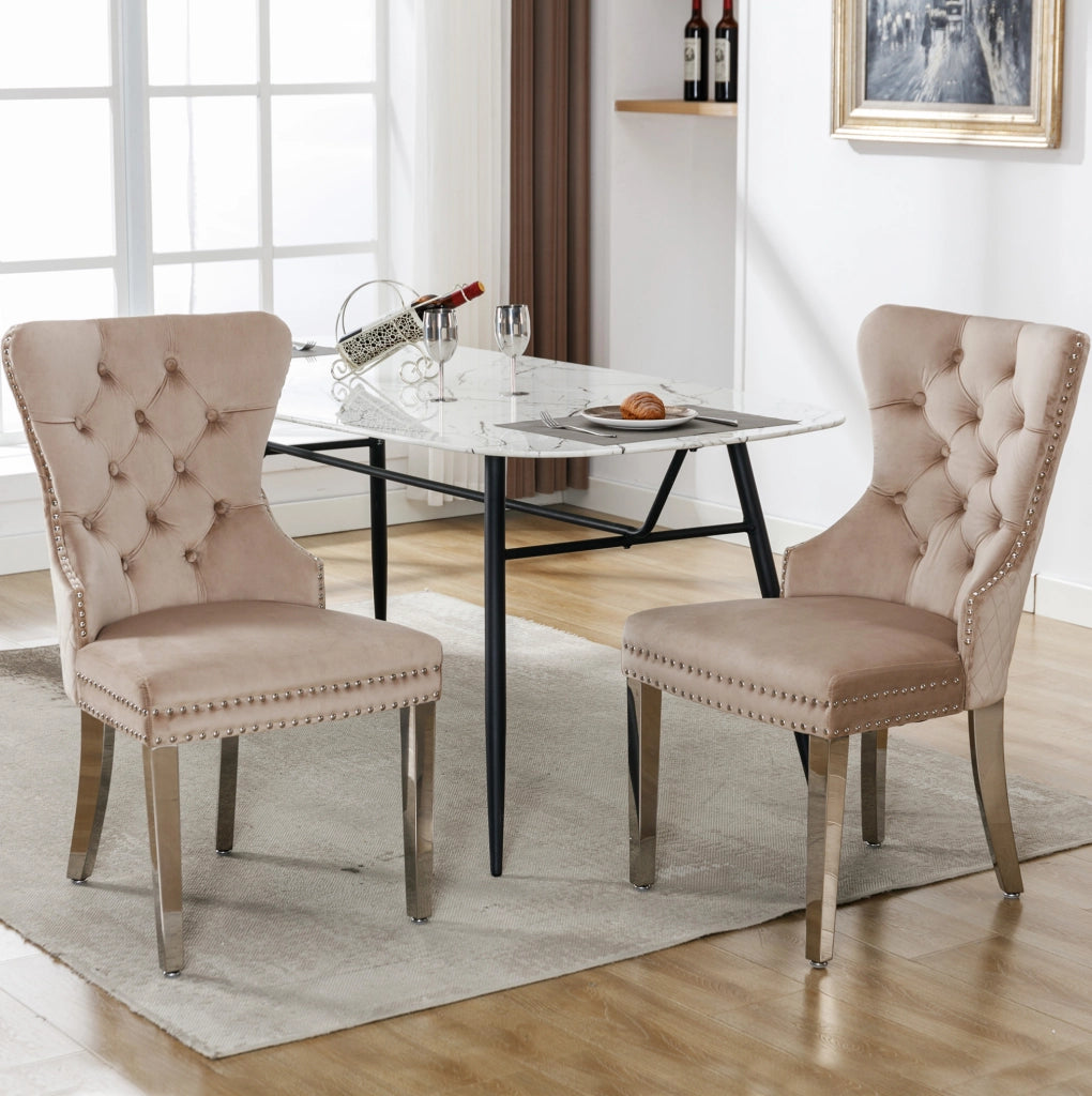 Sedia da pranzo in velluto beige con telaio in legno massiccio; gambe in metallo e schienale con fibbia quadrata