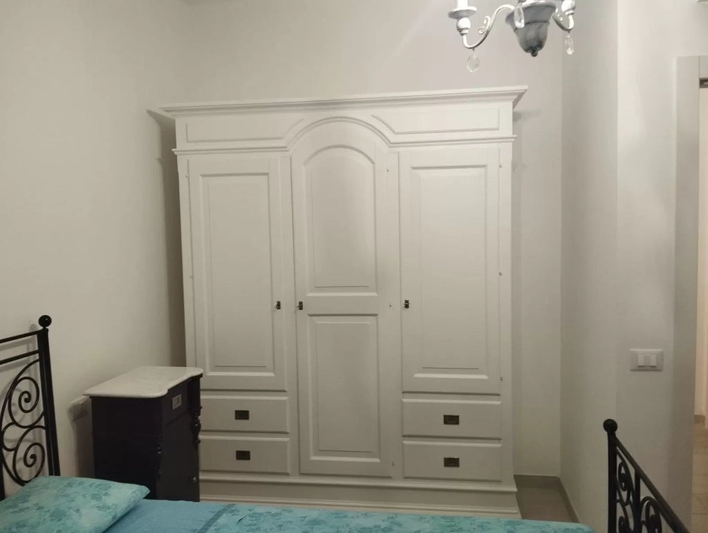 Armadio 3 porte 4 cassetti legno shabby bianco 184x60x223 (2206) - Mobili 2G