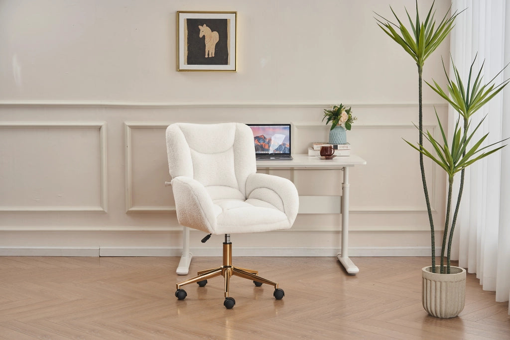 Sedia girevole regolabile in tessuto Teddy bianco con base in metallo dorato per home office