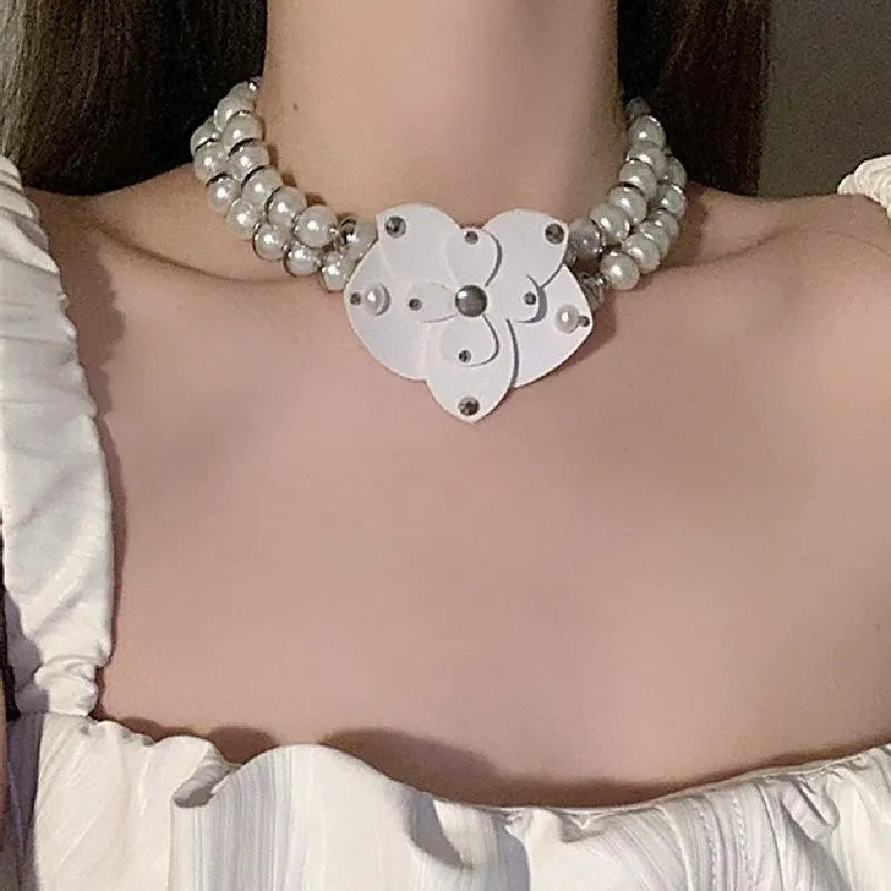 Collana retr¨° francese con farfalla delle nevi, perle irregolari, dettagli in pelle, falaenopsis, collana fatta a mano