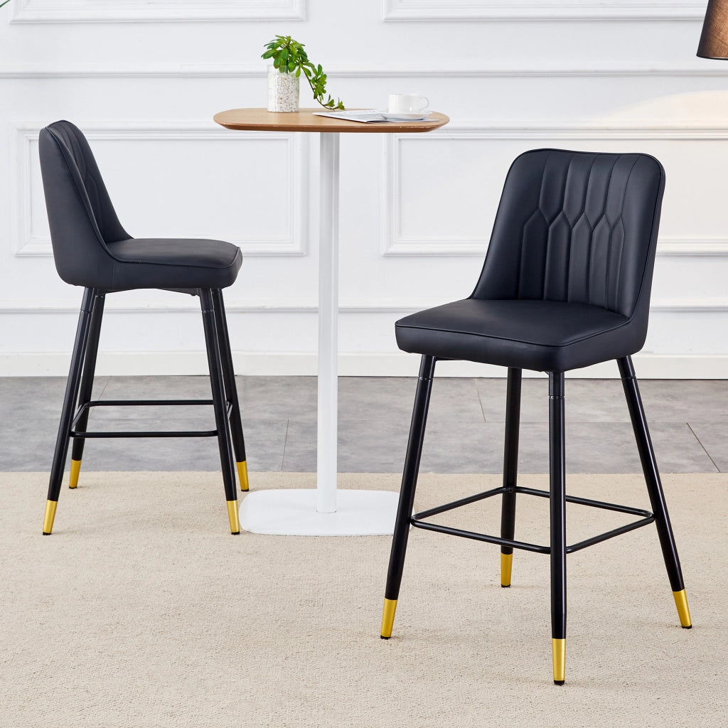 Set di 2 sgabelli da bar, alti 100 cm, in similpelle nera con struttura in metallo nero e comodo poggiapiedi. Disponibili in diversi colori: la scelta