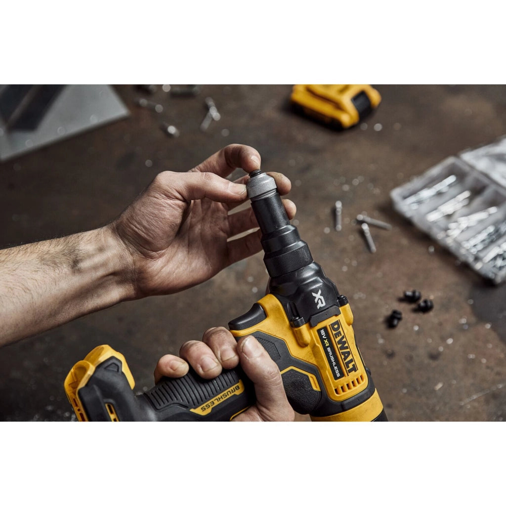 Rivettatrice a batteria DeWalt DCF403NT 18V XR brushless 4,8 mm forza 10 kN