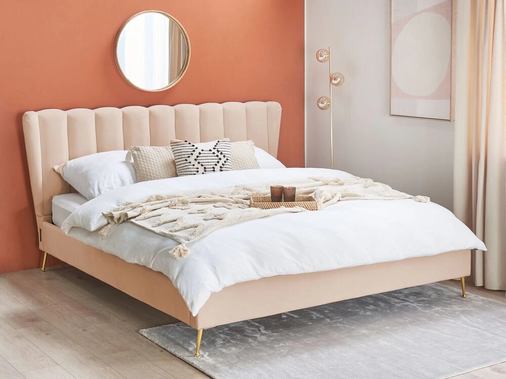Letto in velluto beige rivestito con gambe in metallo dorato UE Dimensioni doppie 180 x 200 cm con testata con porta USB Camera da letto moderna e glam.