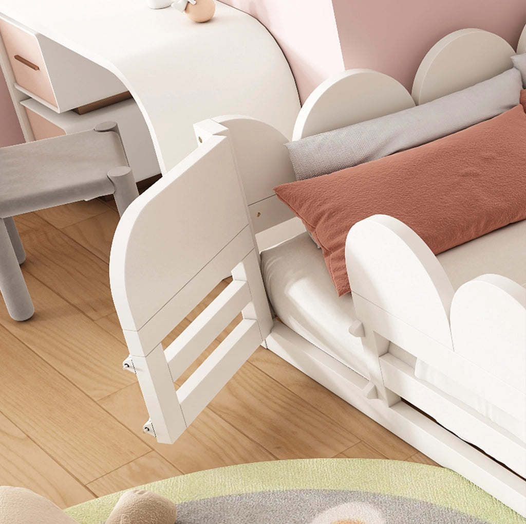 Letto a pavimento per bambini 140x190 cm bianco con barriera, porta e scaffale