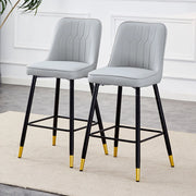 Set di due sgabelli da bar, alti 100 cm, realizzati in similpelle PU grigio chiaro con struttura in metallo nero e comodo poggiapiedi. Disponibili in