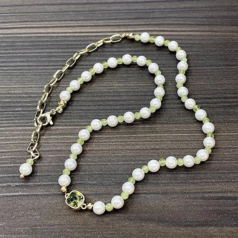 Collana fatta a mano con perla in pietra naturale e zirconi verdi, ideale come regalo di Natale o di compleanno.