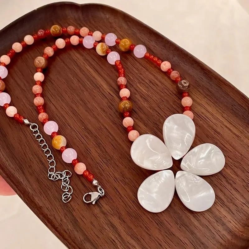 Collana vintage fatta a mano con perline di conchiglie naturali a forma di fiore, regalo di Natale o di compleanno.