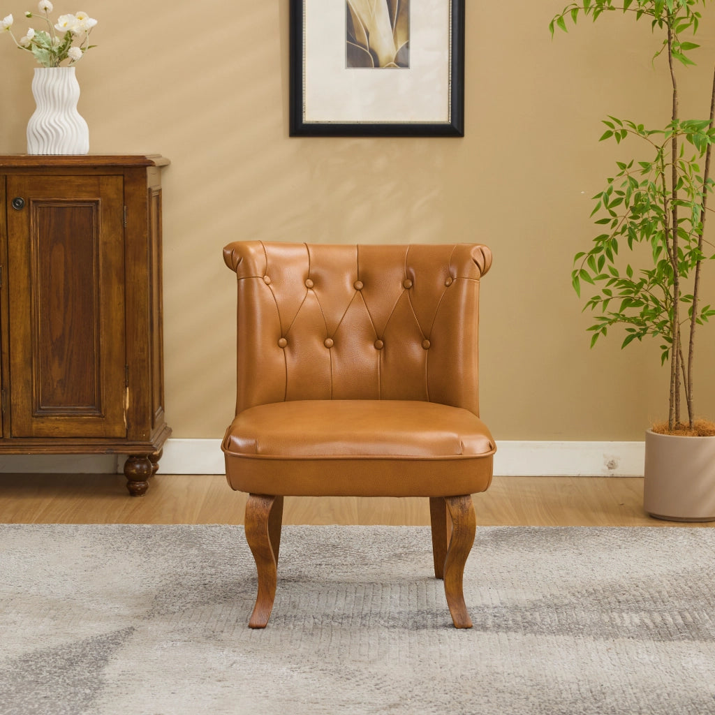 Sedia singola in pelle color marrone chiaro con gambe in legno massello e struttura robusta