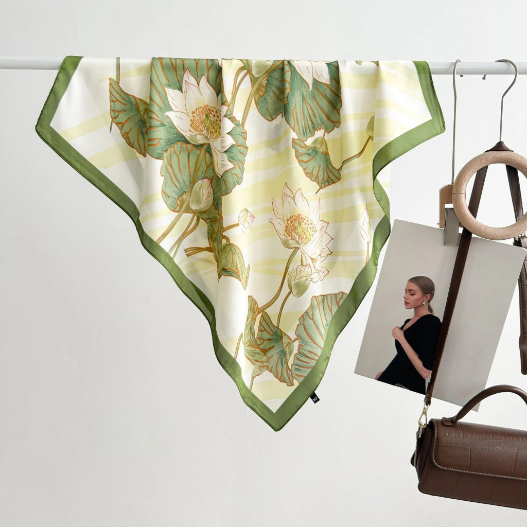 Sciarpa da donna in seta con quattro stampe floreali