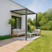 SINED Pergola addossata motorizzata 3x4 in alluminio nero e bianco con lamelle orientabili e drenaggio integrato - Modello DORA