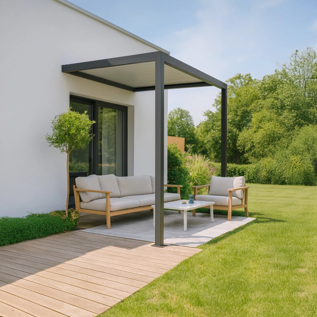SINED Pergola addossata motorizzata 3x4 in alluminio nero e bianco con lamelle orientabili e drenaggio integrato - Modello DORA