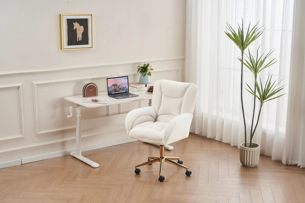 Sedia girevole regolabile in tessuto Teddy bianco con base in metallo dorato per home office