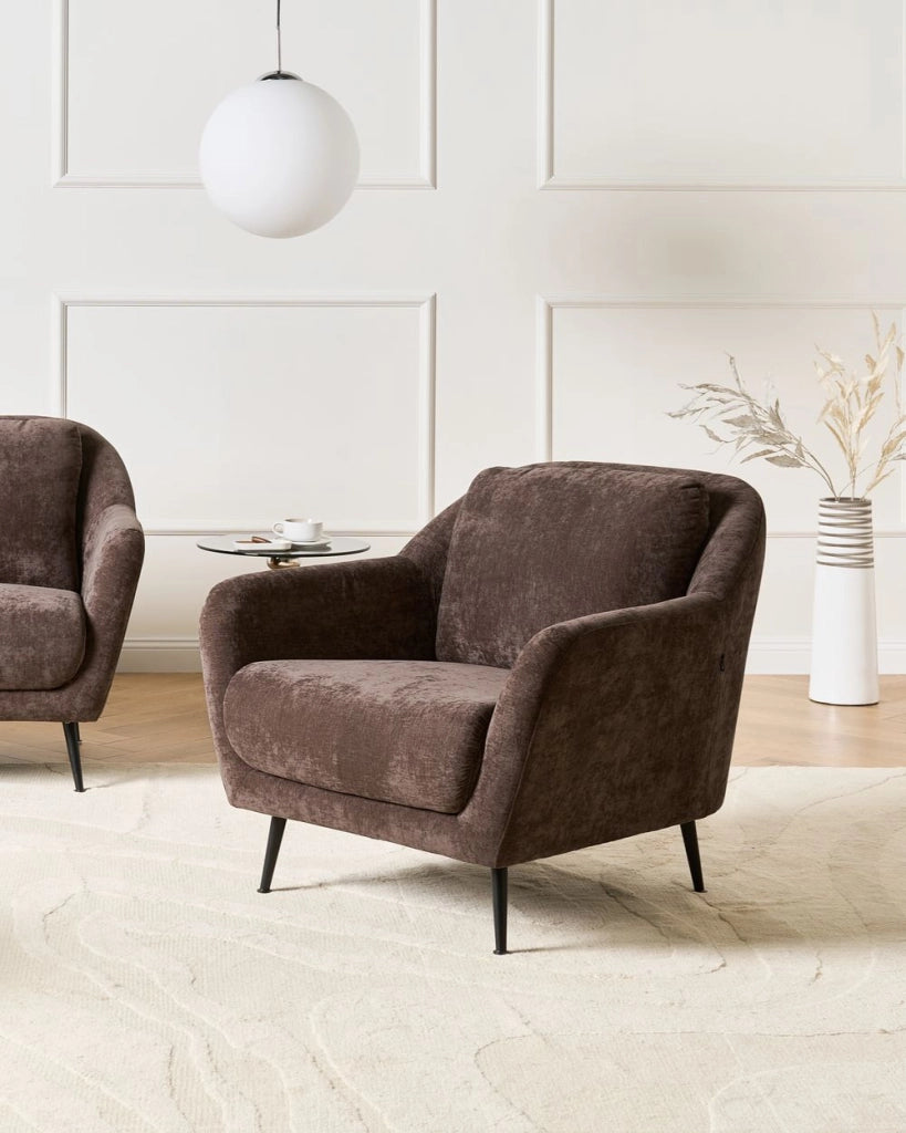 Poltrona Tappezzeria in tessuto di ciniglia ferro Gambe nere con braccioli Seduta spessa Stile moderno Soggiorno marrone scuro