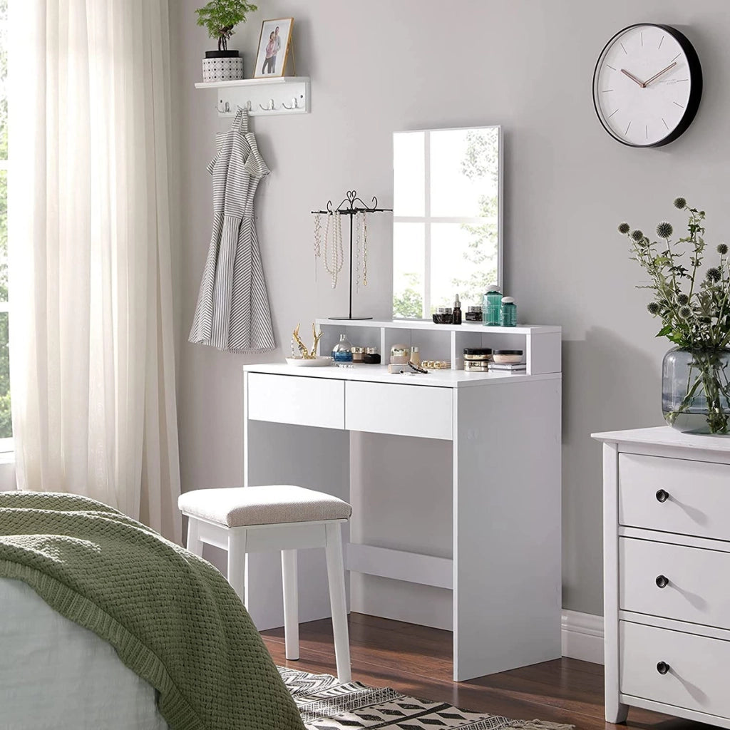 Tavolo da trucco bianco in stile scandinavo con specchio
