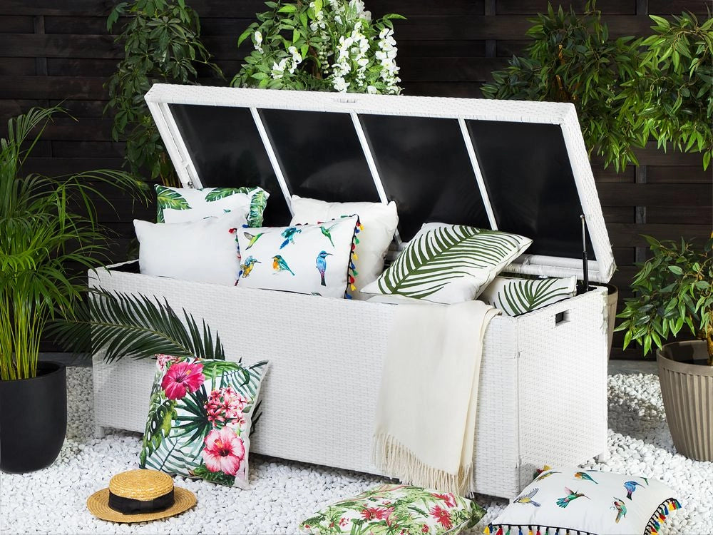 Cesta baule portaoggetti da esterno cuscino da giardino in finto rattan bianco 158 x 63 cm