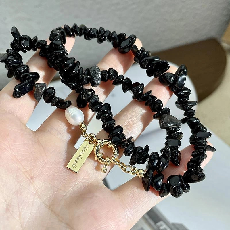 Collana fatta a mano con perline di cristallo nero naturale, ideale come regalo di Natale o di compleanno.