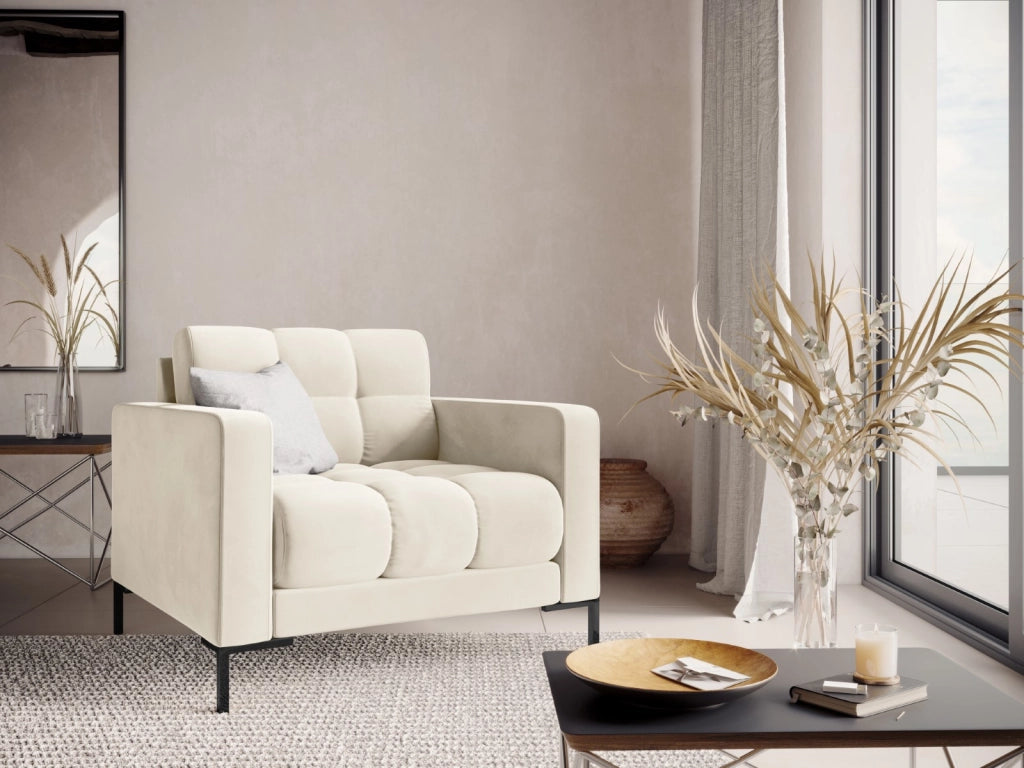 Cosmopolitan Design - Poltrona "Bali" in velluto beige chiaro 