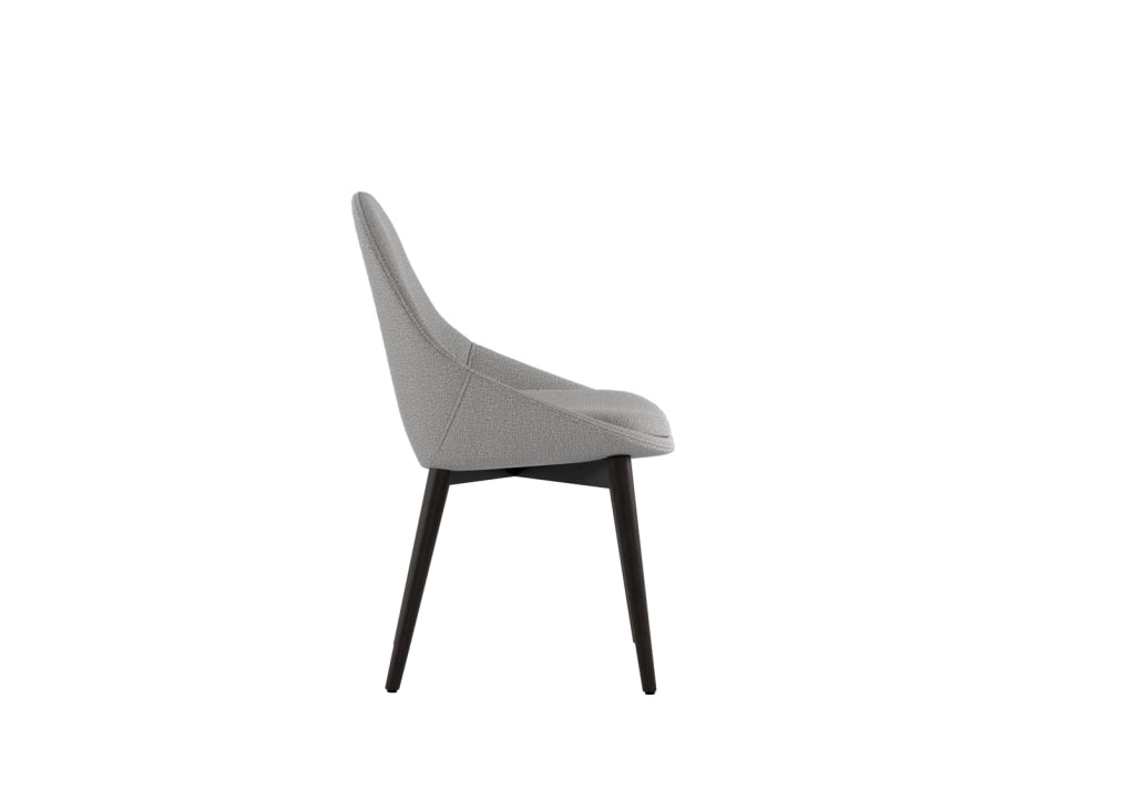 Sedia da pranzo Astrid con struttura in massello di noce e seduta imbottita in tessuto grigio chiaro - Design contemporaneo ed elegante
